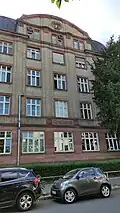 Der dem Carolinum vorbehaltene mittlere Gebäudekomplex von 1910 an der Ludwig-Rehn-Straße