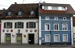 Altes Rathaus mit Heimatmuseum (links), Gasthaus Hirschen-Post (re.)