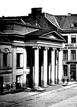Zum Theater umgebautes Gießhaus in Düsseldorf, Hauptfassade und Portikus mit vier ionischen Säulen
