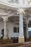 Säulen unter der Empore