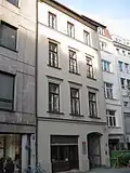 Altheimer Eck 6; Geschäfts- und Mietshaus, ursprünglich dreigeschossiges klassizistisches Wohnhaus, 1861 von Franz Michael Reiffenstuel
