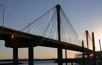 Die Clark Bridge von der Marina in Alton