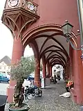 Überwölbter Laubengang am Historischen Kaufhaus