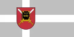 Silbergrau-weiße Kreuzflagge der Stadt Alūksne im Nordosten Lettlands mit dem Stadtwappen in der Mitte[46]