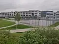 Blick vom Hügel auf den Hartplatz