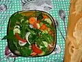 Gemüse-Gänsedistelsalat mit Zwiebeln, Tomaten, Knoblauch, Gurken und Möhren