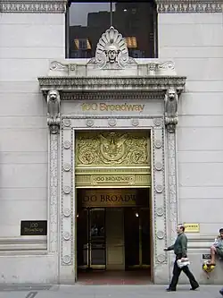 Der Eingang mit der in goldenen Lettern angebrachten Adresse und Gebäudenamen.