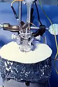 Americium(III) in 2&nbsp;M Na2CO3-Lösung