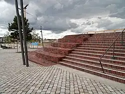Tribüne mit Sitzstufen und Treppe