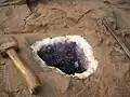 Geode im Muttergestein, teilweise mit Amethyst-Kristallen ausgefüllt (Druse)