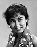 Seitenprofil mit Blick nach oben (Aminah Cendrakasih)