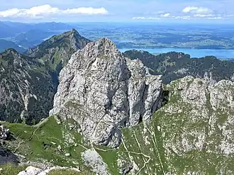 Der felsige Gipfelaufbau des Gabelschrofen im Vordergrund