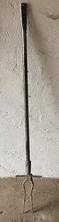an einer Wand lehnende Ampfergabel