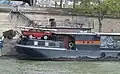 Amphicar auf einem Hausboot auf der Seine