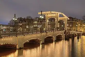 Nächtliche Beleuchtung der Magere Brug