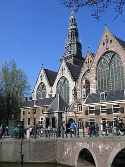 Der Maler fragte, „warum die Glocken der Oude Kerk schwiegen […]. Finden vielleicht die elf Schläge […], wenn die heutige Hinrichtung beginnen soll, schon mehr als genug.“[34] (Grabkirche Saskias van Uylenburgh)