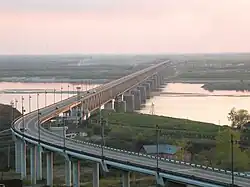 Brücke von Chabarowsk nach der Rekonstruktion 1999, zweites Gleis über die Pfeiler der alten Brücke noch nicht begonnen