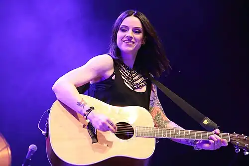 Amy Macdonald mit Gitarre auf der Bühne in Rudolstadt 2017