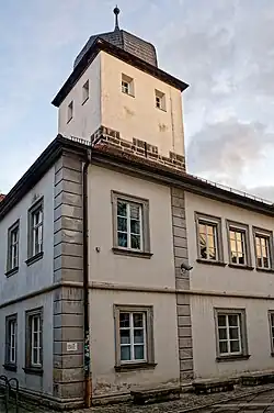 Spätmittelalterlicher städtischer Bauhof aus Sandstein, mit nordwestlichem Eckturm.
