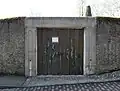 «flammes éternelles» von 1973 am Eingang zum Alten Friedhof von Cologny, wo Bucher begraben ist