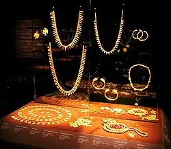 Unterschiedlicher Goldschmuck (Ketten, Ohrringe, Armbänder etc.)