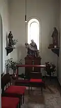 Andachtskapelle mit einer Pietá (Caspar Weis, 1919) sowie Statuen des Hl. Franziskus (links) und des Hl. Josef (rechts)