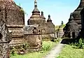 Umgebende Stupas und rechts Ratanabon