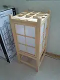 Andon mit Verpackung (links daneben) aus einem Möbelhaus in Kyoto