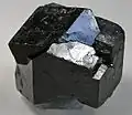 Schwarzer Melanit aus der Region Kayes, Mali (Größe: 5,5&nbsp;cm&nbsp;×&nbsp;5,5&nbsp;cm&nbsp;×&nbsp;4,5&nbsp;cm)
