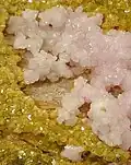 Gelber Andradit und Rhodochrosit, ebenfalls aus der „Wessels Mine“ (Größe: 5,2&nbsp;cm&nbsp;×&nbsp;4,7&nbsp;cm&nbsp;×&nbsp;3&nbsp;cm)