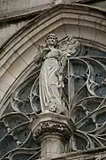 Ein Engel vor der Fensterrose