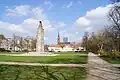 Blick vom Ostrand des Parks an der Walter-Korsing-Straße nach Norden zum Sowjetischen Ehrenmal, den Kießlingbauten und der Sankt-Gertraud-Kirche im Jahr 2016.