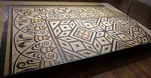 Polychromes Mosaik mit geometrisch-floralen Dekor, Ende des 2. Jahrhunderts