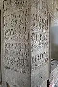 Flachrelief an der Ecke