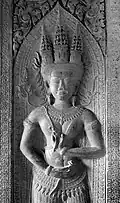 Eine Apsara in der obersten Galerie