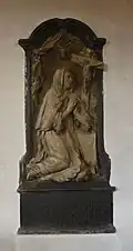 Grabplatte der Anna Maria Charlotte von Hagen, geb. Freifrau von Eltz-Rottendorf (1684–1753), verheiratet von 1706 bis 1750 mit Johann Wilhelm Ludwig Herr zur Motten, Büschfeld, Hüttersdorf, Hellenhausen, Düppenweiler, Lebach, Michelbach und Bardenbach, Kurtrierischer Marschall und Oberhofmeister, Polnischer und sächsischer Wirklicher Geheimrat sowie Kaiserlicher Reichshofrat (1673–1750), Mutter von Johann Hugo II. von Hagen