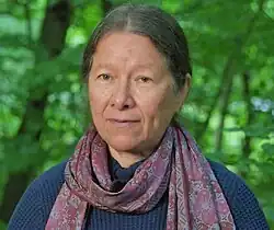 Gesicht von vorn ab Schulterblatt mit Halstuch in Farbe.