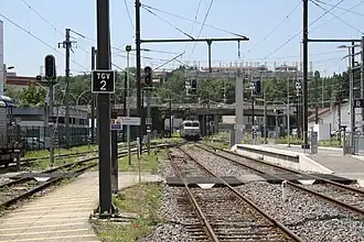 Westkopf des Bahnhofs Annecy mit in Richtung Aix-les-Bains ausfahrender Zweisystemlokomotive BB&nbsp;22271 unter Wechselstrom-Oberleitung