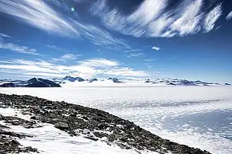Blick von den Meyer Hills über den Union-Gletscher auf die Pioneer Heights