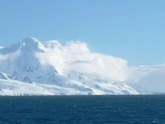 Der Antim Peak (Bildmitte, links: Mount Foster)
