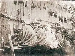 Teppichknüpferinnen an einem aufrechten Dorfwebstuhl, Antoin Sevruguin um 1890