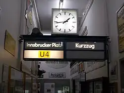 Anzeigeta­fel der West-Berliner U-Bahn-Linie 4 im Berliner U-Bahn-Museum