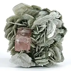 Rosa Apatit auf blättrigem Muskovit aus Chumar Bakhoor, Hunzatal, Pakistan (Größe&nbsp;5,4&nbsp;cm&nbsp;×&nbsp;5,1&nbsp;cm&nbsp;×&nbsp;3,9&nbsp;cm)