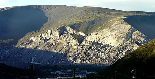 Der Berg Kukiswumtschorr mit dem nördlichen Steinbruch im Tal des Wortkeuaiw.