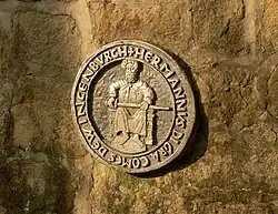 Das Siegel von Graf Hermann II. von Winzenburg als Plakette an der Quellfassung