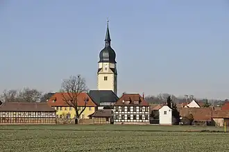 Blick auf Apfelstädt von Süden, mit St. Walpurgis