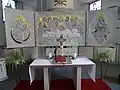 Der neue Altar aus 2009 mit Kreuz von 2015