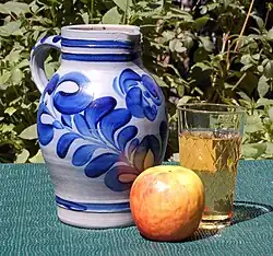 Äbbelwoi im traditionellen Bembel und Gerippten