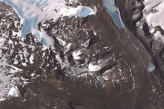 ASTER-Satellitenbild der Apocalypse Peaks: links der Huka-Kapo-, oben der Haselton-Gletscher, rechts das Barwick- und unten das Balham Valley