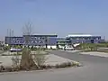 Südansicht mit Teilen des Parkplatzes